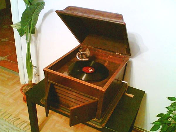 Tischgramophon in Rumänien